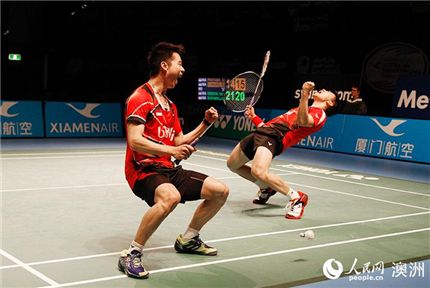 高清組圖：印尼組合吉迪恩／蘇卡穆約獲澳羽賽男雙冠軍2016年澳大利亞羽毛球公開賽決賽6月12日在悉尼奧林匹克公園體育中心舉行。男雙決賽在兩對印尼組合之間展開，吉迪恩／蘇卡穆約以2比0（21：14、21：15）擊敗普拉塔馬／蘇瓦迪奪得冠軍?！驹敿殹?