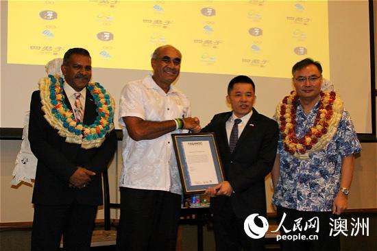 斐濟奧委會主席喬·羅丹為四君子古典家具董事長陳玉樹頒發斐濟奧運體育代表團官方合作伙伴授權證書 （攝影 郭芊）