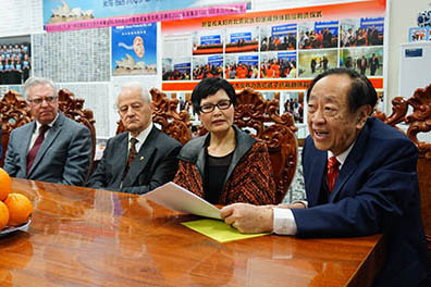 澳慈善家魏基成向中國災區捐冬衣助聽器