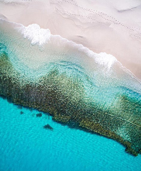 澳大利亞的邁克爾 格策(Michael Goetze)和簡姆普 威廉姆森(Jampal Williamson)利用大疆無人機搭載Zenmuse X5攝像頭在該國西部海岸上空拍攝了一組照片，記錄了海岸線的美麗景象。湛藍的海水、泡沫般的浪花還有細白如銀的沙灘，令人嘆為觀止。