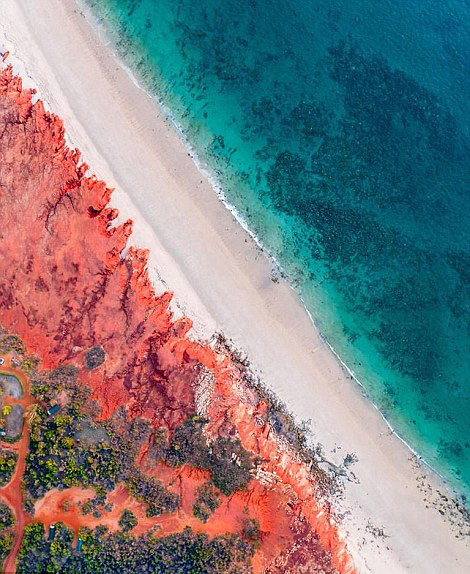 每一張美得令人窒息的照片背后，都蘊含著邁克爾和簡姆普不懈的嘗試和專注的精神。他們會提前觀察天氣情況再研究地點和拍攝計劃，選好位置后便將無人機停留于此好長一段時間以拍到最美的瞬間。目前，他們的作品廣受追捧，在照片分享平臺Instagram上吸引了超過3.4萬名狂熱粉絲。