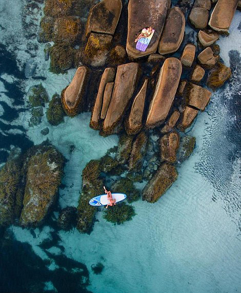 澳大利亞的邁克爾 格策(Michael Goetze)和簡姆普 威廉姆森(Jampal Williamson)利用大疆無人機搭載Zenmuse X5攝像頭在該國西部海岸上空拍攝了一組照片，記錄了海岸線的美麗景象。湛藍的海水、泡沫般的浪花還有細白如銀的沙灘，令人嘆為觀止。