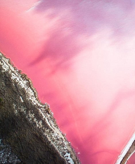 澳大利亞的邁克爾 格策(Michael Goetze)和簡姆普 威廉姆森(Jampal Williamson)利用大疆無人機搭載Zenmuse X5攝像頭在該國西部海岸上空拍攝了一組照片，記錄了海岸線的美麗景象。湛藍的海水、泡沫般的浪花還有細白如銀的沙灘，令人嘆為觀止。