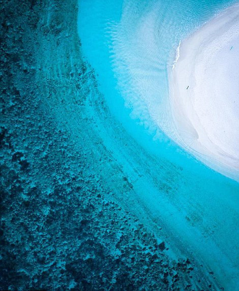 澳大利亞的邁克爾 格策(Michael Goetze)和簡姆普 威廉姆森(Jampal Williamson)利用大疆無人機搭載Zenmuse X5攝像頭在該國西部海岸上空拍攝了一組照片，記錄了海岸線的美麗景象。湛藍的海水、泡沫般的浪花還有細白如銀的沙灘，令人嘆為觀止。