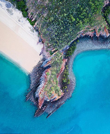 澳大利亞的邁克爾 格策(Michael Goetze)和簡姆普 威廉姆森(Jampal Williamson)利用大疆無人機搭載Zenmuse X5攝像頭在該國西部海岸上空拍攝了一組照片，記錄了海岸線的美麗景象。湛藍的海水、泡沫般的浪花還有細白如銀的沙灘，令人嘆為觀止。