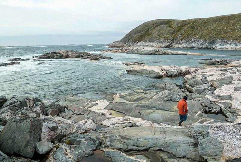 地質學家們的工作是飛到極具異域風情的地方進行地質調查。從新幾內亞到格陵蘭島，他們通過攝影，記錄令人興奮的旅行經歷，并在網站上分享自己的旅行見聞，收獲了一批粉絲。