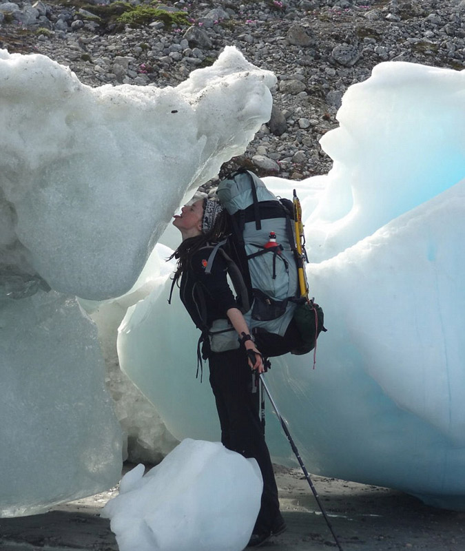 斯賓塞今年31歲，是澳大利亞科廷大學的一名講師。他去過很多地方，最愛的是阿爾卑斯山、喜馬拉雅山和落基山脈。他想借建立網站向人們普及地質學，他說：“這樣的探險旅行很容易拉近地質學家們和社會的距離。但我們的旅行不是純粹為了冒險，而是是為了科學發現和科學進步?！? ><br><center><font color='#000000'>斯賓塞今年31歲，是澳大利亞科廷大學的一名講師。他去過很多地方，最愛的是阿爾卑斯山、喜馬拉雅山和落基山脈。他想借建立網站向人們普及地質學，他說：“這樣的探險旅行很容易拉近地質學家們和社會的距離。但我們的旅行不是純粹為了冒險，而是是為了科學發現和科學進步?！?/font></center></dd>
    <dt><a href=