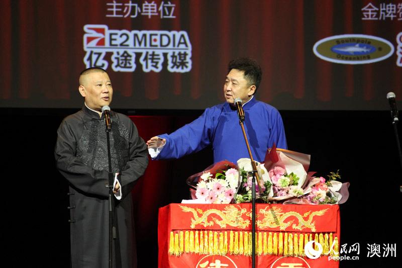 郭德綱（左）、于謙表演相聲《富貴圖》（攝影 董業衡）