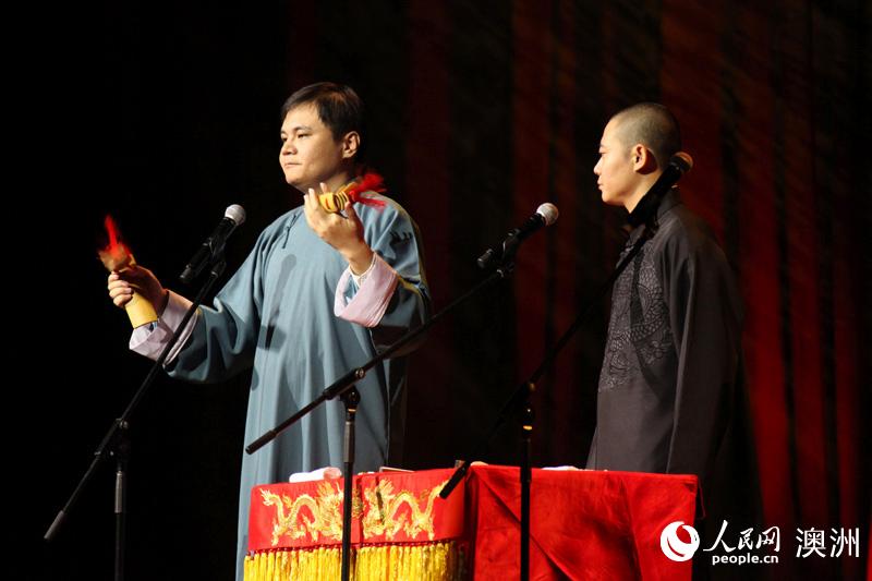 高峰（左）、欒云平表演相聲《學英語》 （攝影 董業衡）