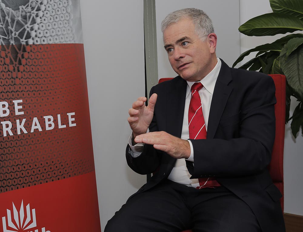 專訪澳大利亞格里菲斯大學校長伊恩?歐康納        格里菲斯大學致力與各界推進科研合作，攻克21世紀全球性難題，是一所具有創新精神和前瞻思想的學府。近日，澳大利亞格里菲斯大學校長伊恩?歐康納在接受人民網記者專訪時說道。