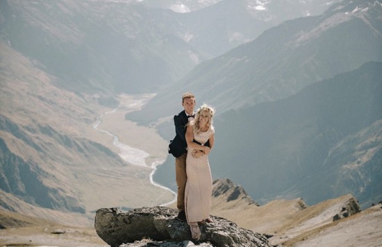 近日，新西蘭攝影師米基 羅斯（Mickey Ross）在瓦納卡鎮附近的一座雪山上為一對新婚夫婦拍攝婚紗照，以延綿的白雪和冰層為背景，將婚紗照拍出了新高度，真的是美哭了！