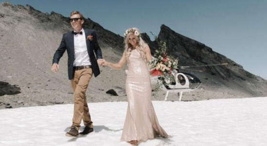 近日，新西蘭攝影師米基 羅斯（Mickey Ross）在瓦納卡鎮附近的一座雪山上為一對新婚夫婦拍攝婚紗照，以延綿的白雪和冰層為背景，將婚紗照拍出了新高度，真的是美哭了！