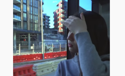 2020最佳故事獎在2020“當考拉遇見熊貓”——中澳友好微視頻大賽中，作品《悉尼的963天》獲得“最佳故事獎”。作品由來自麥考瑞大學中國學生學者聯誼會的同學共同完成。作品通過重現一名在澳中國留學生的日常生活，展現了疫情之下在澳中國留學生的生活狀態，分享了與國內不同的生活體驗，并表達了對家鄉和親人的思念之情。