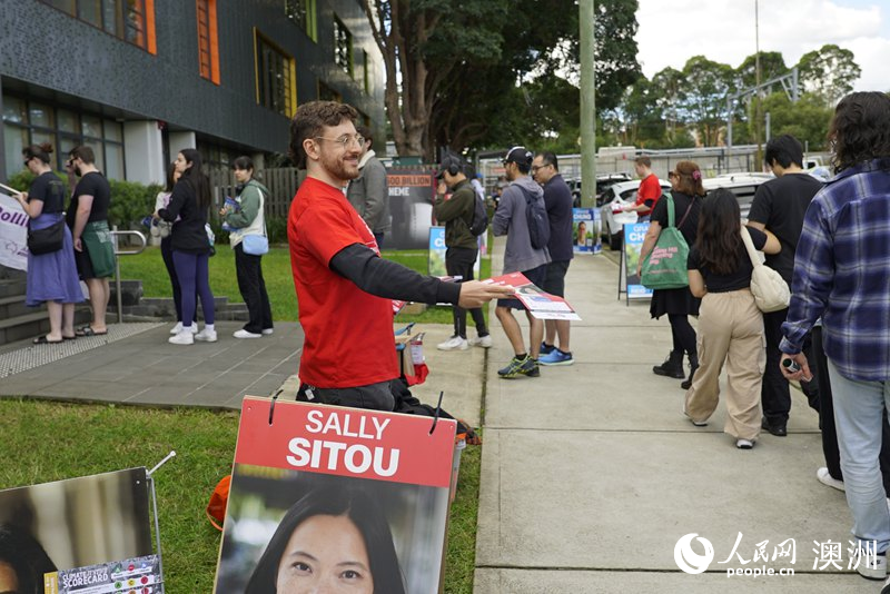 志愿者向選民分發宣傳單（攝影 楊怡筠）