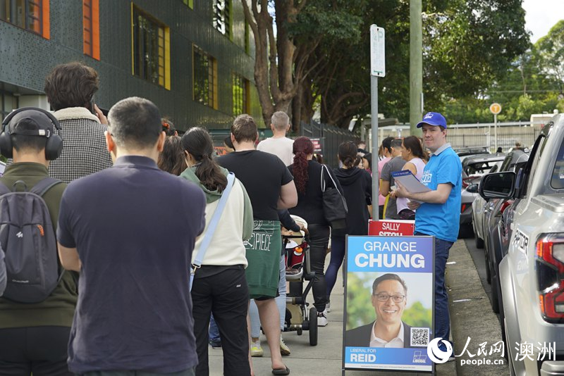 志愿者在投票站外向選民分發宣傳單（攝影 楊怡筠）