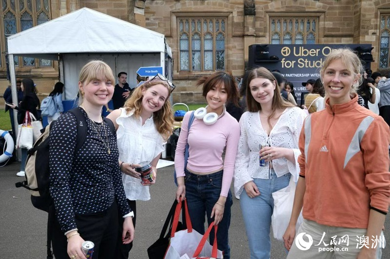 同學們在oweek活動中打卡拍照（攝影 徐慕菲）