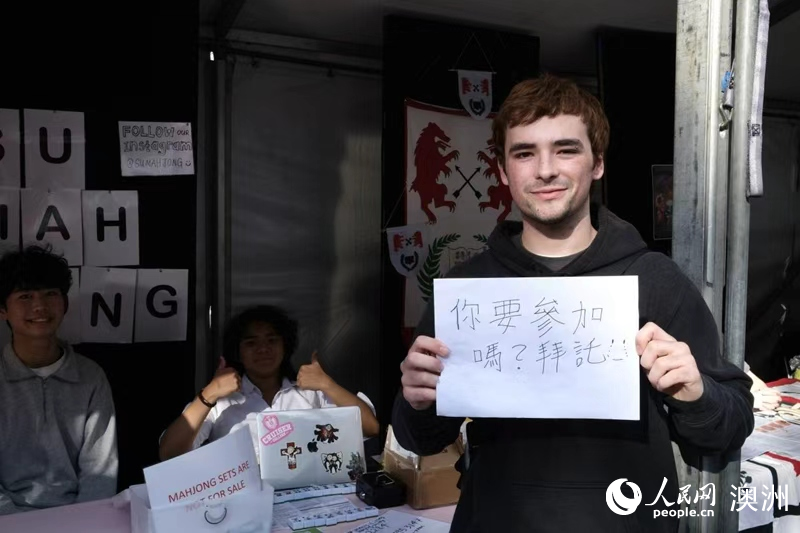 俱樂部負責人熱情邀請新生加入（攝影 徐慕菲）