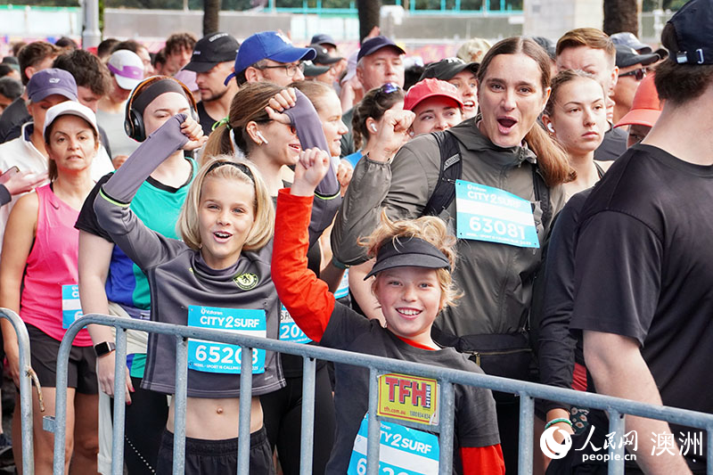 兩名兒童跑者跟隨母親一起參賽（攝影 陳芃蕾）