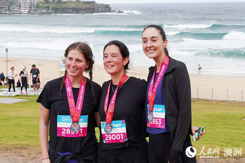 參賽選手在終點邦迪海灘處留影（攝影 陳芃蕾）