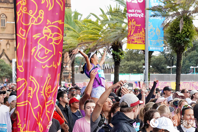 人群中父親將女兒舉起與主持人互動（攝影 陳芃蕾） 