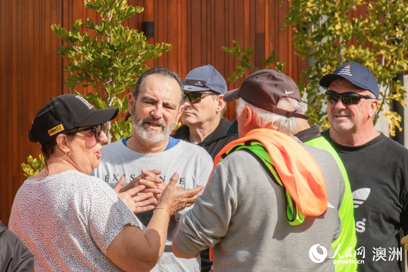 賽后球員們進行復盤交流（攝影 韋東宇）