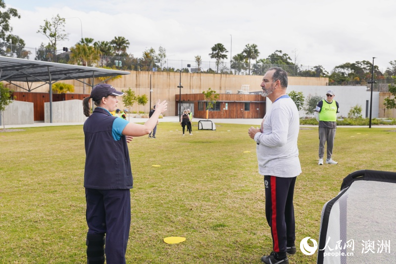金伯莉與參賽隊員賽前溝通（攝影 馮昕宇）