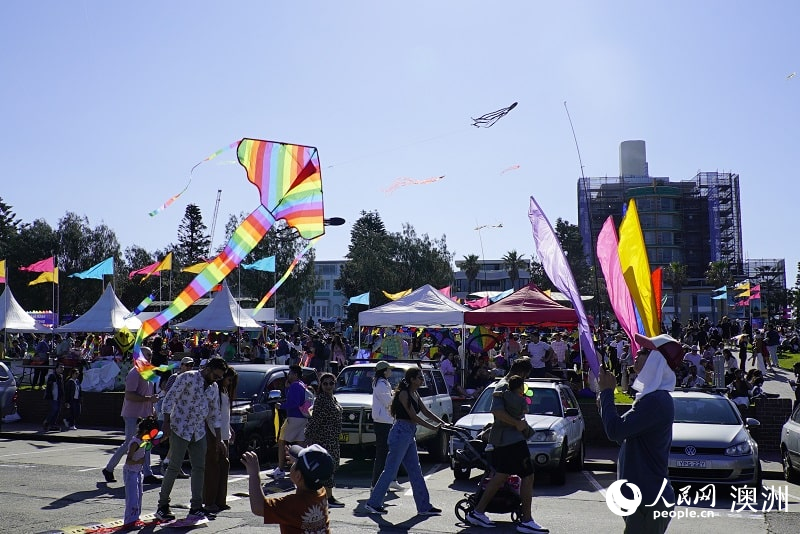 游客聚集在風箏制作工坊前（攝影 石想）