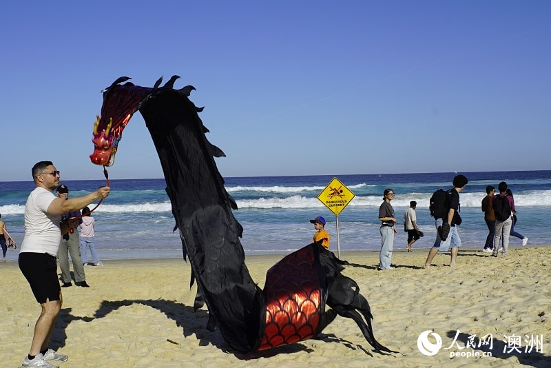 游客正在嘗試放飛龍形風箏 （攝影 石想）