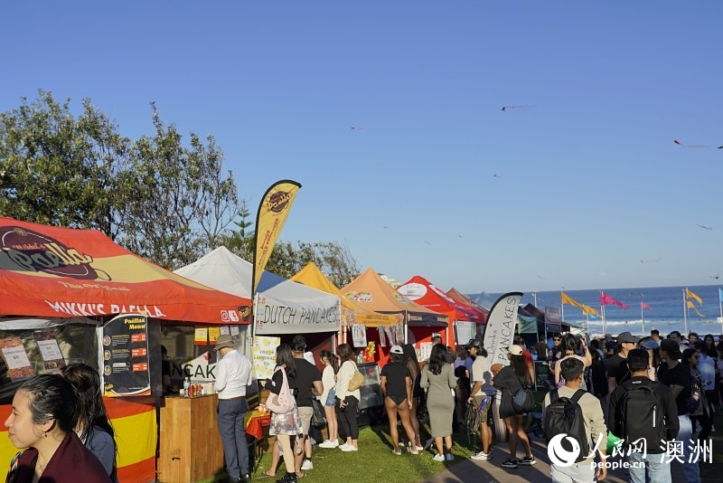 活動現場的美食廣場吸引了大量游客駐足（攝影 石想）