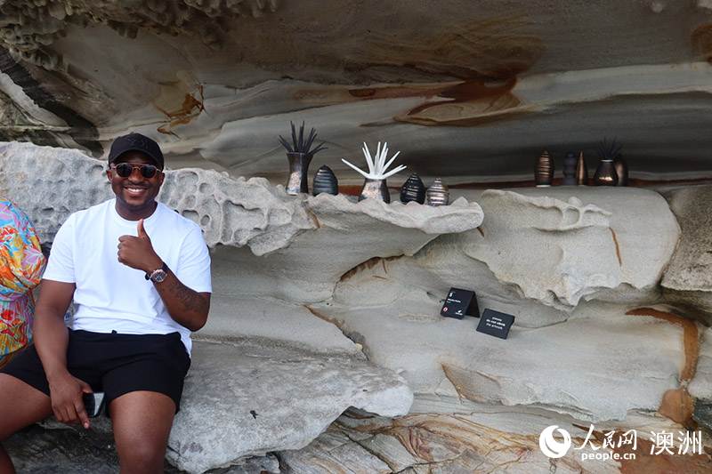 第27屆悉尼海邊雕塑展舉行 百余件藝術作品沿海岸展出（攝影 劉梓彤）