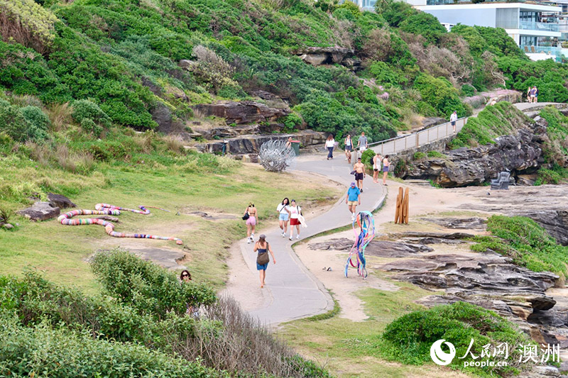 第27屆悉尼海邊雕塑展舉行 百余件藝術作品沿海岸展出（攝影 劉梓彤）