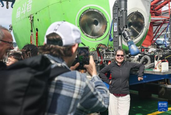   3月21日，在新西蘭首都惠靈頓舉行的中國-新西蘭普伊斯哥海溝載人深潛聯合科考總結開放日活動中，參觀者在“探索一號”科考船上與“奮斗者”號載人潛水器合影。新華社記者 龍雷 攝